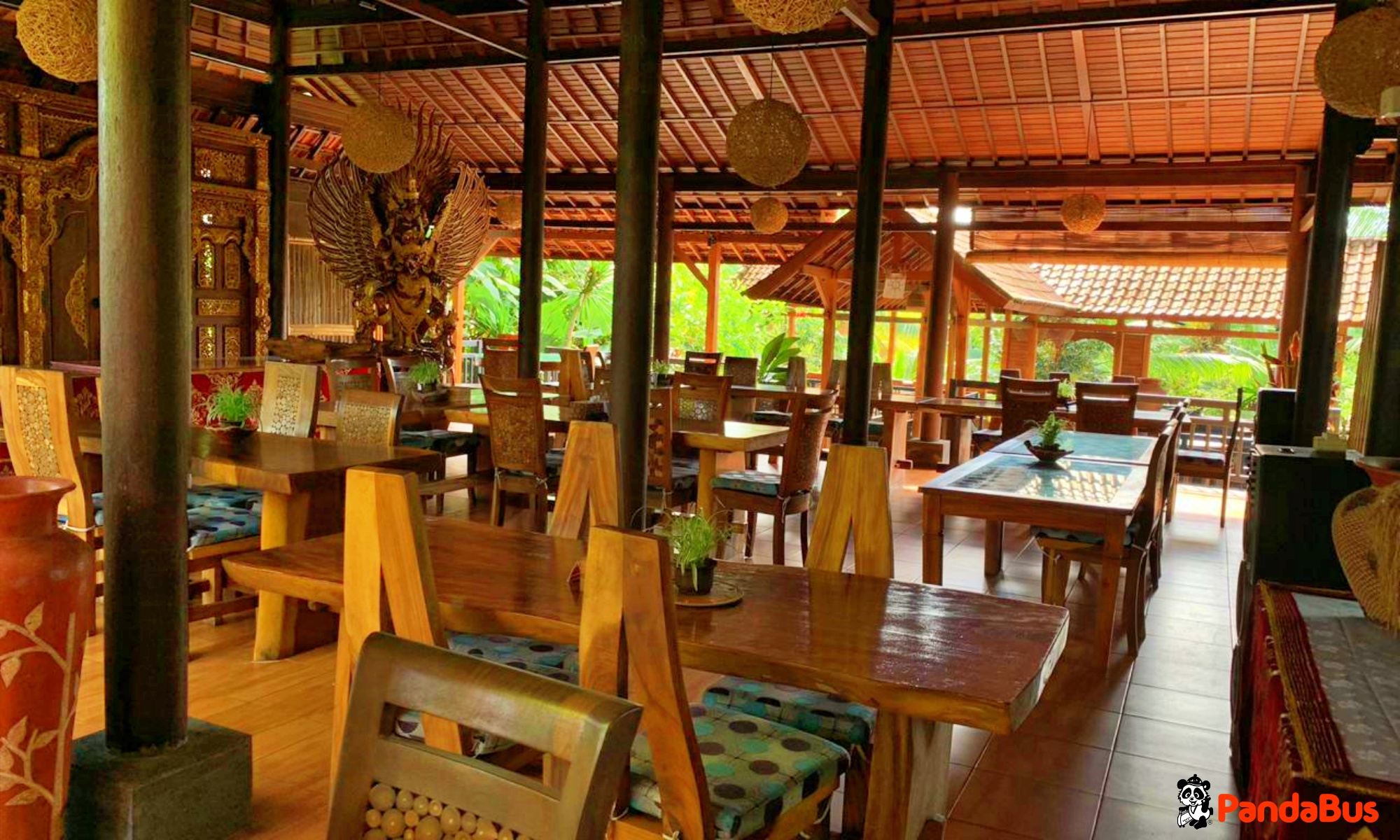 ブドゥグルのレストランにてインドネシア料理の昼食